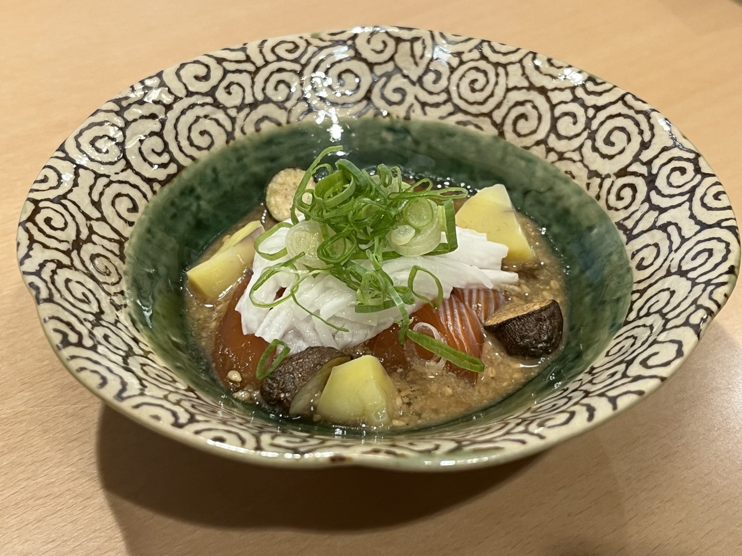 秋鮭と秋野菜（長芋・栗・むかご）の胡麻醤油掛け