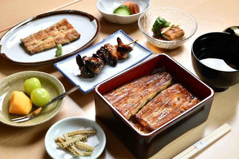 こちらは、うな喜コース9,200円になります。
選択料理で「関西風の白焼き」を選択したコースです。