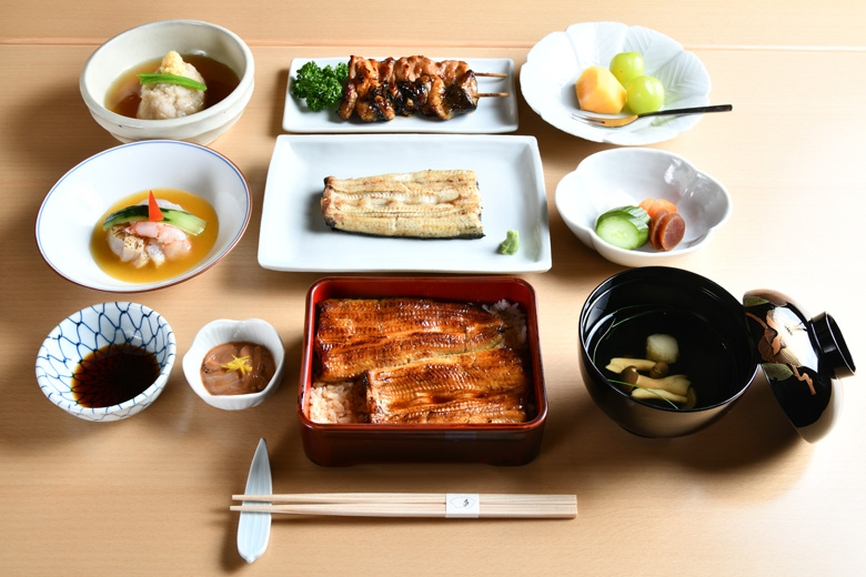 こちらは、桜コース9,800円になります。 
選択料理で「関東風の白焼き」を選択したコースです。